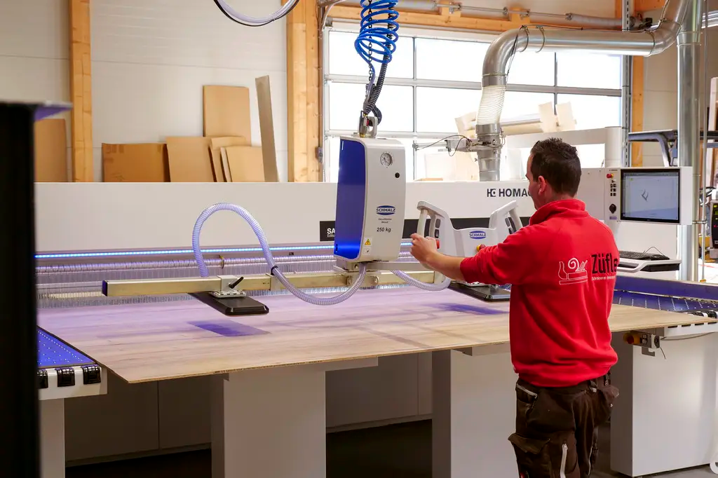 VacuMaster Wood lægger en plade på et bearbejdningsbord
